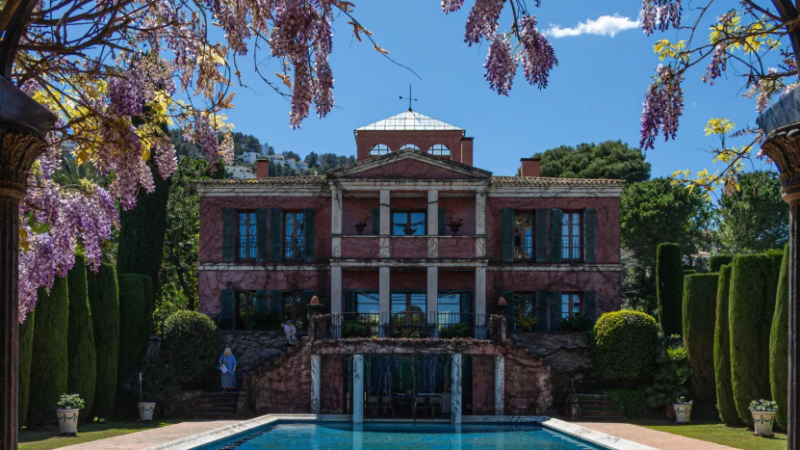 l'Albarda gardens near the pool