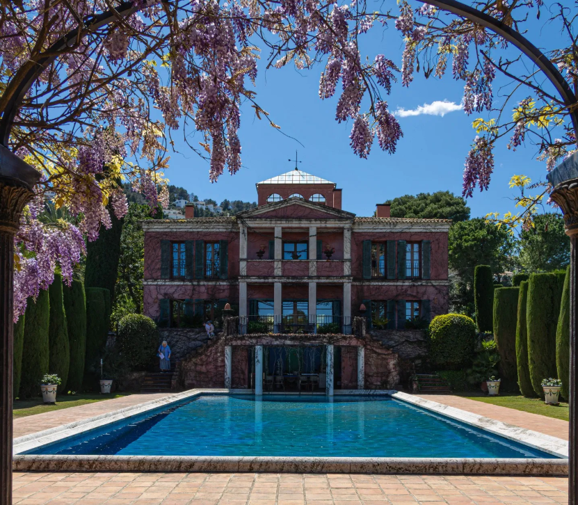 l'Albarda gardens near the pool